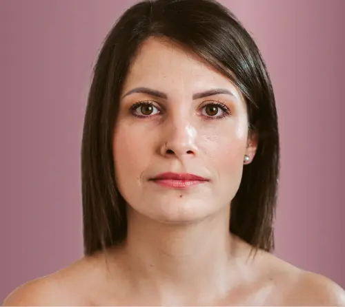 Porträt einer jungen Frau die zur Behandlung bei Lieb Dein Gesicht ist